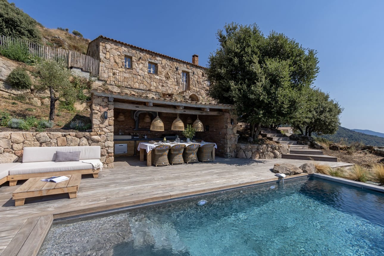 img:https://www.thethinkingtraveller.com/media/Blog%20Images/where%20to%20stay%20in%20corsica/Corsica_Casa_Fortificata_AUG23_051.jpg